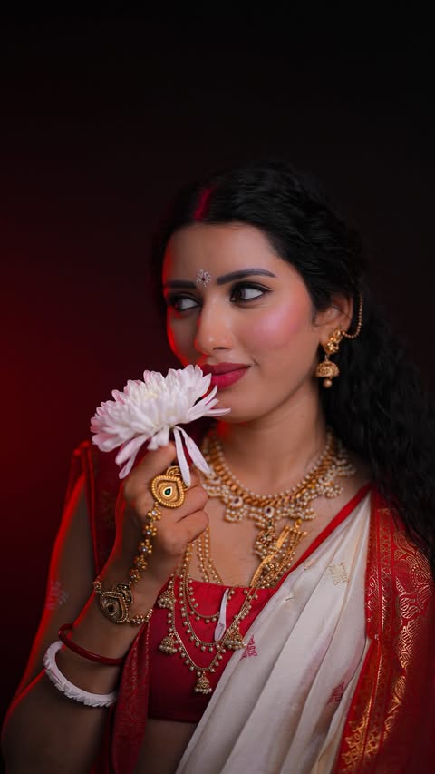 Durga pooja vibe is already in the air and I’m literally loving it…❤️ Also, this song has some next level feelssss…🥰 Makeup @anjali_artistry_111111 Jewellery @chinar_jewels #neetubisht #reels #durgapuja #bengali #nav…