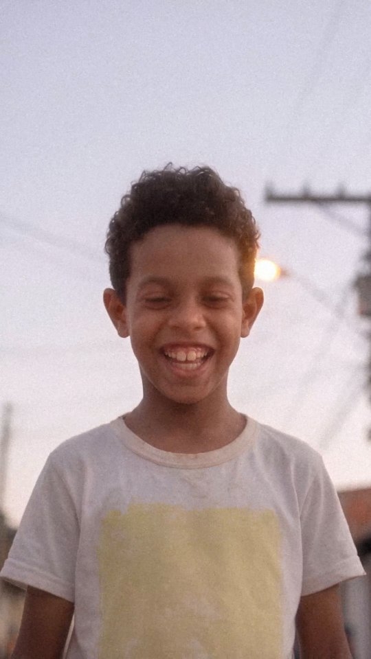 Lembro bem da felicidade e simplicidade de quando eu era guri… com a bola no pé o dia todo, jogando até de noite, chegar em casa e ver a família toda reunida. eu não queria mais nada… a bola era tudo q eu precisava pr…