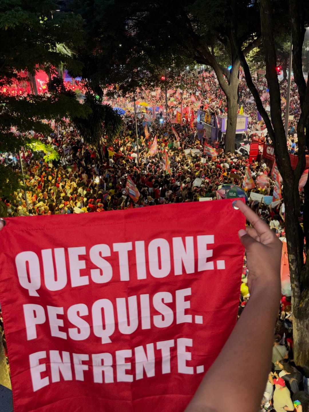 Não param de chegar fotos de vocês lutando com a nossa bandeira! Sinto um orgulho que não cabe no meu peito. É sobre plantar sementes, por menores que sejam, para que elas possam germinar em luta! Questione. Pesquise.…