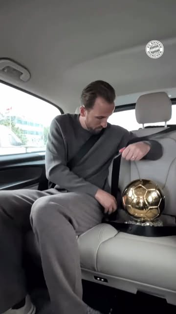 LA SEGURIDAD ANTE TODO: Harry Kane, volviendo con el Balón de Oro a Múnich. 📹 fcbayern