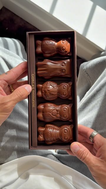 Entrain de déguster le coffret d’Halloween à la maison 🎃 #cedricgrolet Et bonne nouvelle c’est disponible en livraison dans toute la France 🔗: www.cedric-et-la-chocolaterie.com