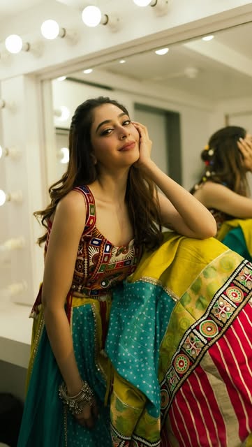 Iss Navratri, har look mein add karo thoda extra glam with @reachedmars 🫶🏻✨ #NavratriLook #marscosmetics #festivevibes