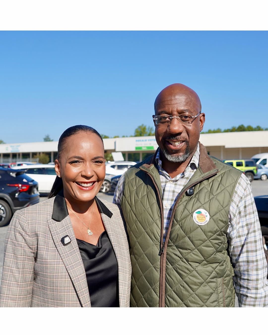 There’s no better way to kick off early voting than alongside Senator Rev. @raphaelwarnock! Today, he joined Keisha Lance Bottoms and DeKalb County voters to cast his ballot and GOTV for the leaders who will move Geor…
