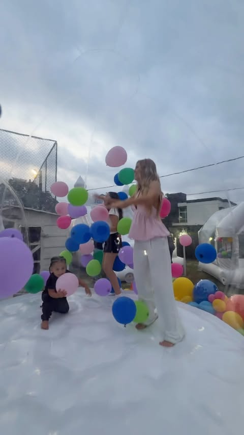 comemorando o dia das crianças, levando minha irmã e sendo mais criança que ela na festa 🤣🤣 @nathaliavalente amei a festa, arrasou!! faça mais bebês pra eu ser mais tia ( só isso que estou podendo entregar mesmo ) 😘