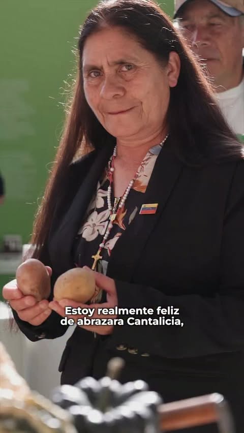 En cada semilla ancestral vive una parte de nuestra historia e identidad. 🇻🇪🌱 En el Día de la Resistencia Indígena, tuve la dicha de abrazar a María Cantalicia Torres, venezolana reconocida por la FAO entre las 100…