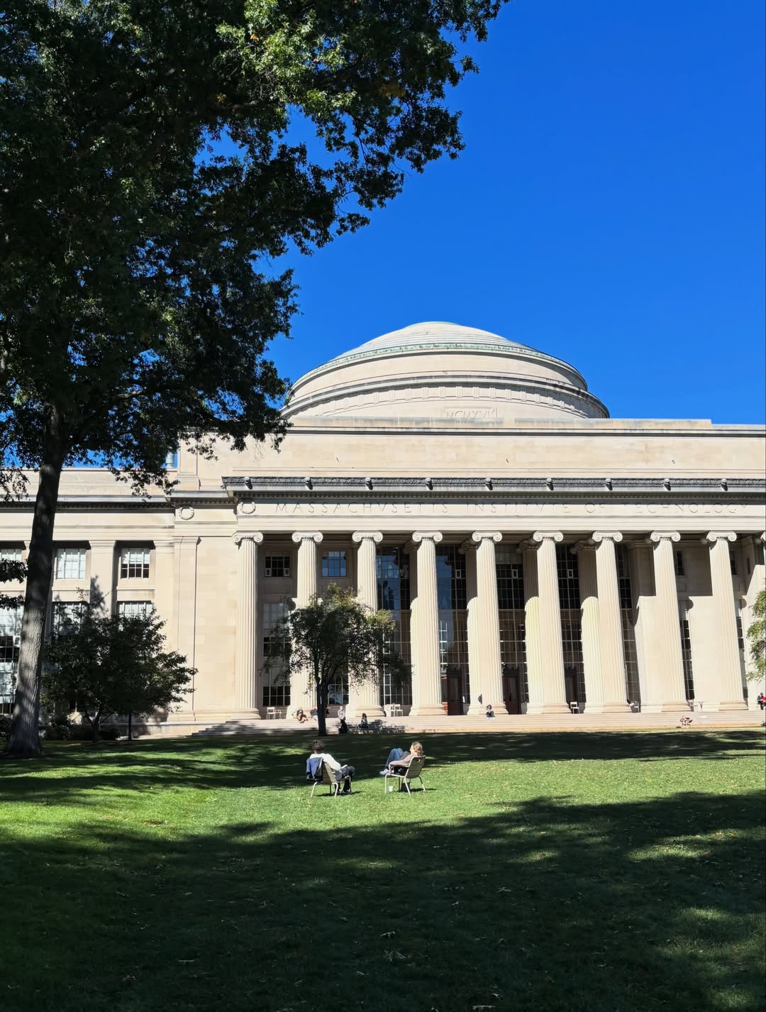 An afternoon by the Great Dome. Photos: Jocelyn Mao/MIT #aroundMIT #killiancourt #greatdome