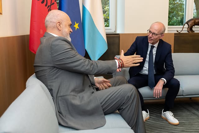 Good to meet with Prime Minister @ediramaal during his visit to Luxembourg to attend the EU Inter-governmental Conference on EU enlargement. With 👟 made in Albania.