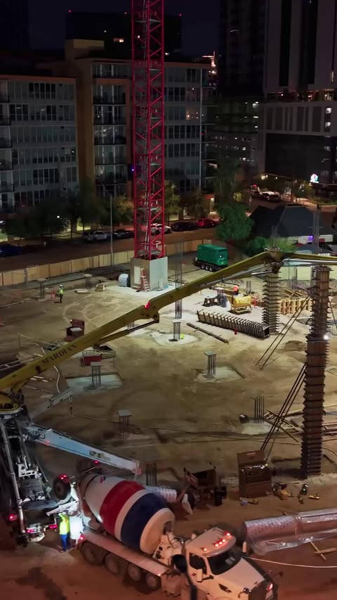 There’s a new member of the downtown Phoenix skyline🏗️With the tower crane now standing over the future @arizonastateuniversity Health Headquarters, the project is moving into vertical construction in the Phoenix Bio…