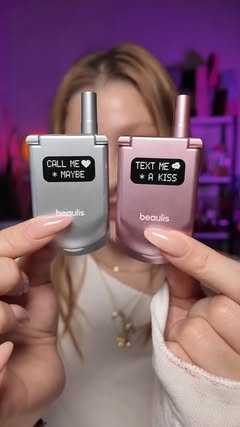 Beaulis Call Me Maybe Toz Allık ve Text Me a Kiss Dudak Parlatıcısı ile makyajına renkli, eğlenceli dokunuşlar kat! Telefon tasarımlarıyla dikkat çeken bu ikiliyle güzellik rutinine yeni bir renk gelsin. 📞💁‍♀️✨ Şimd…