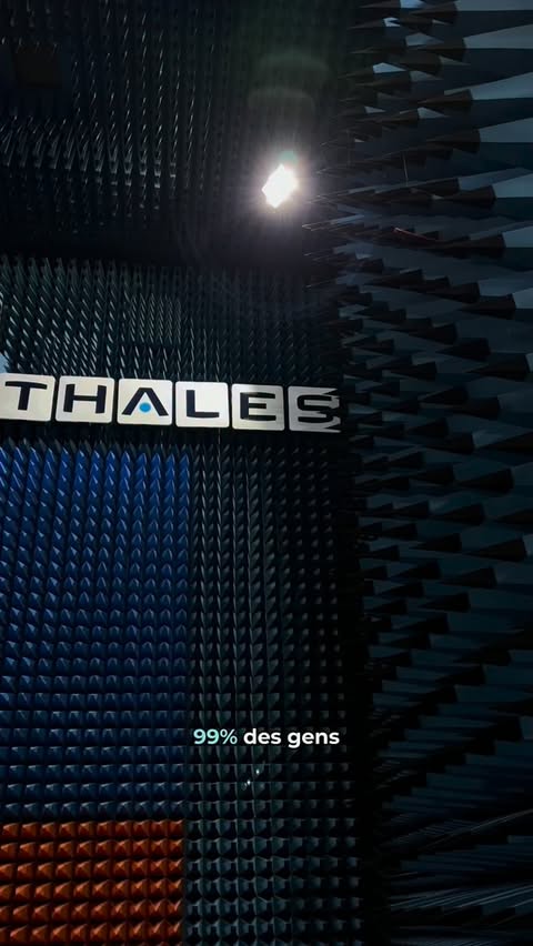 🌍 Il y a des portes qu’on ne t’ouvre jamais. Thales m’en a ouvert une. J’ai passé une journée à Limours, ce que Thales présente comme le plus grand centre d’excellence européen de la défense aérienne. Badge, escorte,…