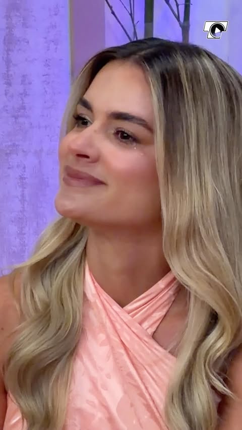Hay palabras que llegan directo al corazón. Durante su visita a Nuestras Mañanas, @analu_pineda recibió un mensaje muy especial del presidente @delaespriella_style , quien también hizo parte de la historia de Telecari…