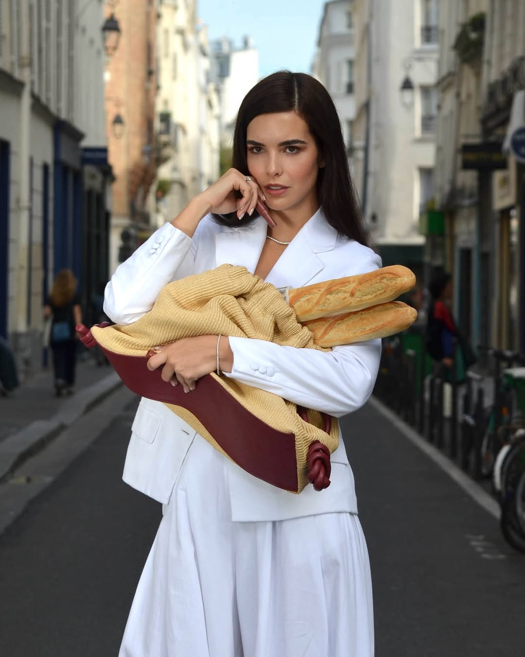 cosas que hago durante fashion week además de comprar baguettes @ París paro a comer macarons retoco mi labial <3 compro flores y uso moda latina sigo comiendo macarons y sigo retocando mi labial jujuu I have so much …