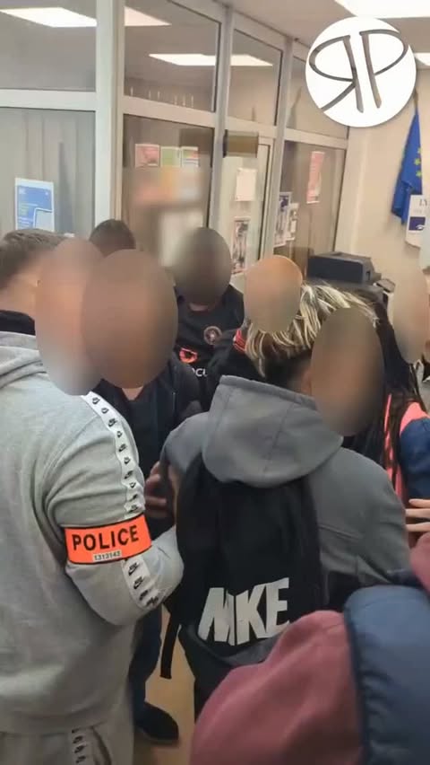 🚨 SAINT-DENIS | URGENT : la BAC entre dans le lycée Paul Eluard Le proviseur a fait rentrer la police pour arrêter un élève, les personnels ont BLOQUÉ la police et empêché l'interpellation.
