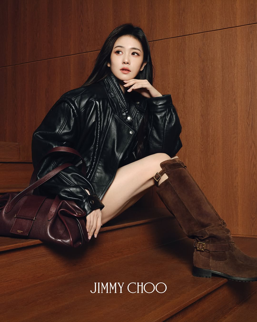 Global Brand Ambassador Bai Lu unveils the new Jimmy Choo campaign, wearing the Biker Knee Boot in brown suede and Bar Holdall in burgundy leather: two house signatures, styled together for the season. 全球品牌代言人白鹿演绎Bike…