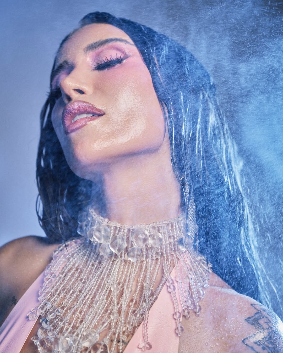 PODE VIR, ÁGUA! 💦 A Bota Cor de Rosa tá pronta pro Halloween da Sephora e a nossa Base Líquida também! 🩷 Resistente à água, porque make intacta faça chuva ou faça sol é outro nível, né, goxxxtosas?! E claro que Boca…