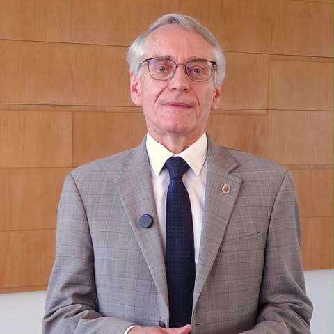Ensinar, pesquisar e transformar vidas! 📚✨ No Dia do Professor, a USP homenageia todos os seus docentes e também os futuros educadores que se formam nos nossos cursos de licenciatura. O Reitor Aluisio Segurado e a Vi…