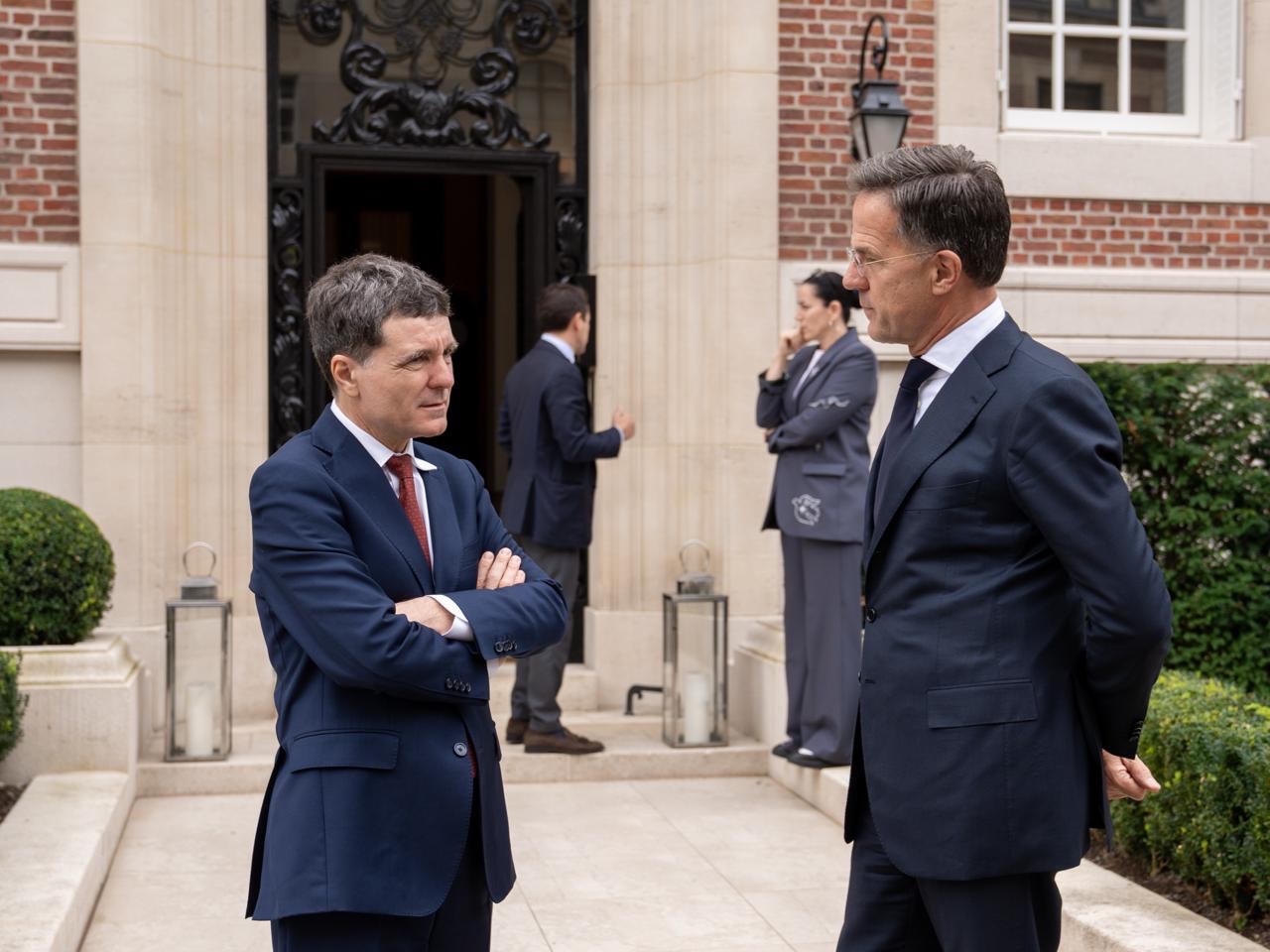 Am avut astăzi o discuție cu premierul bulgar, Rumen Radev și cu secretarul general al NATO, Mark Rutte, despre situația de securitate din Marea Neagră și despre consolidarea apărării noastre. La nivel operațional va …