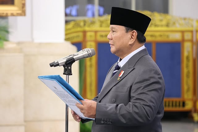 Presiden secara resmi melantik sejumlah pejabat tinggi negara, antara lain Wakil Panglima Tentara Nasional Indonesia (TNI), Kepala Staf TNI Angkatan Darat (KSAD), Wakil Menteri Pertahanan, Wakil Menteri Pertanian, Wak…