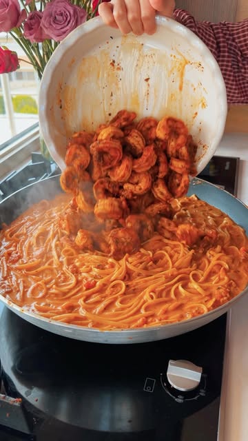 Shrimp pasta 🍝 هي اكثر وصفة معكرونة 😻، باستا بالجمبري Ingredients: Shrimp seasoning: garlic powder, paprika, black pepper, oregano & olive oil - sauté the shrimp in 2 tbsp butter For the sauce: 5 medium fresh tomato…