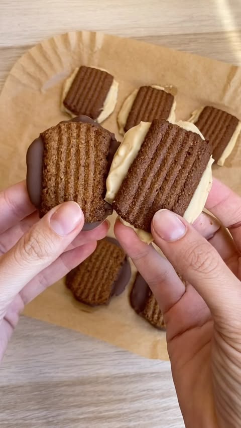 🍪 Comenta GALLETA si quieres más ideas saludables como esta 💚 Solo necesitas chocolate y tus galletas favoritas para preparar este snack dulce en unos minutos 🤎 ✨ Cómo hacerlas: 1. Coloca onzas de chocolate blanco …