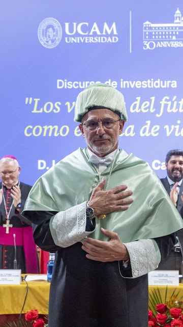 Luis de la Fuente, investido Doctor Honoris Causa por la UCAM. 🗣️ Los mejores vestuarios no eran necesariamente los que tenían más talento; eran los que tenían más valores”. #delafuente #ucam