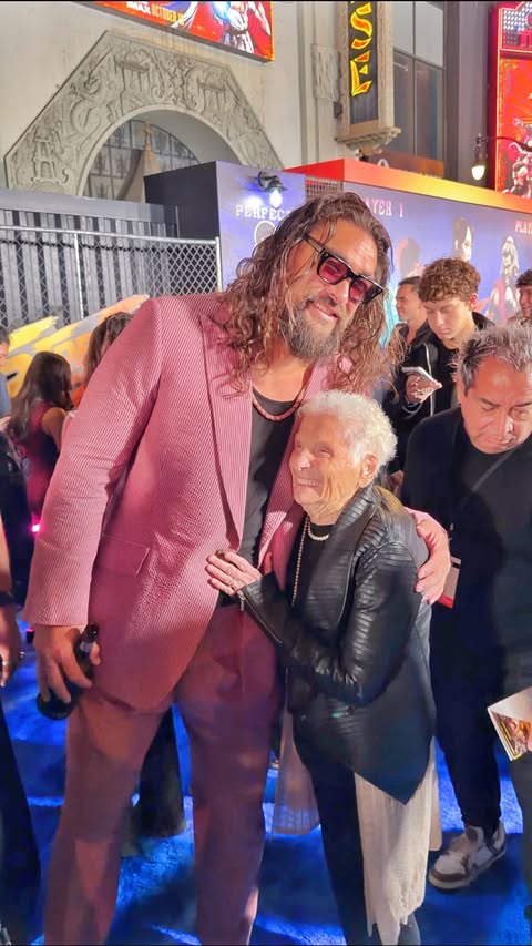 Granny makes moves on Jason Momoa after Roman Reigns replaced her 😱 #relationships #love #streetfightermovie @prideofgypsies @romanreigns @americannightmarecody