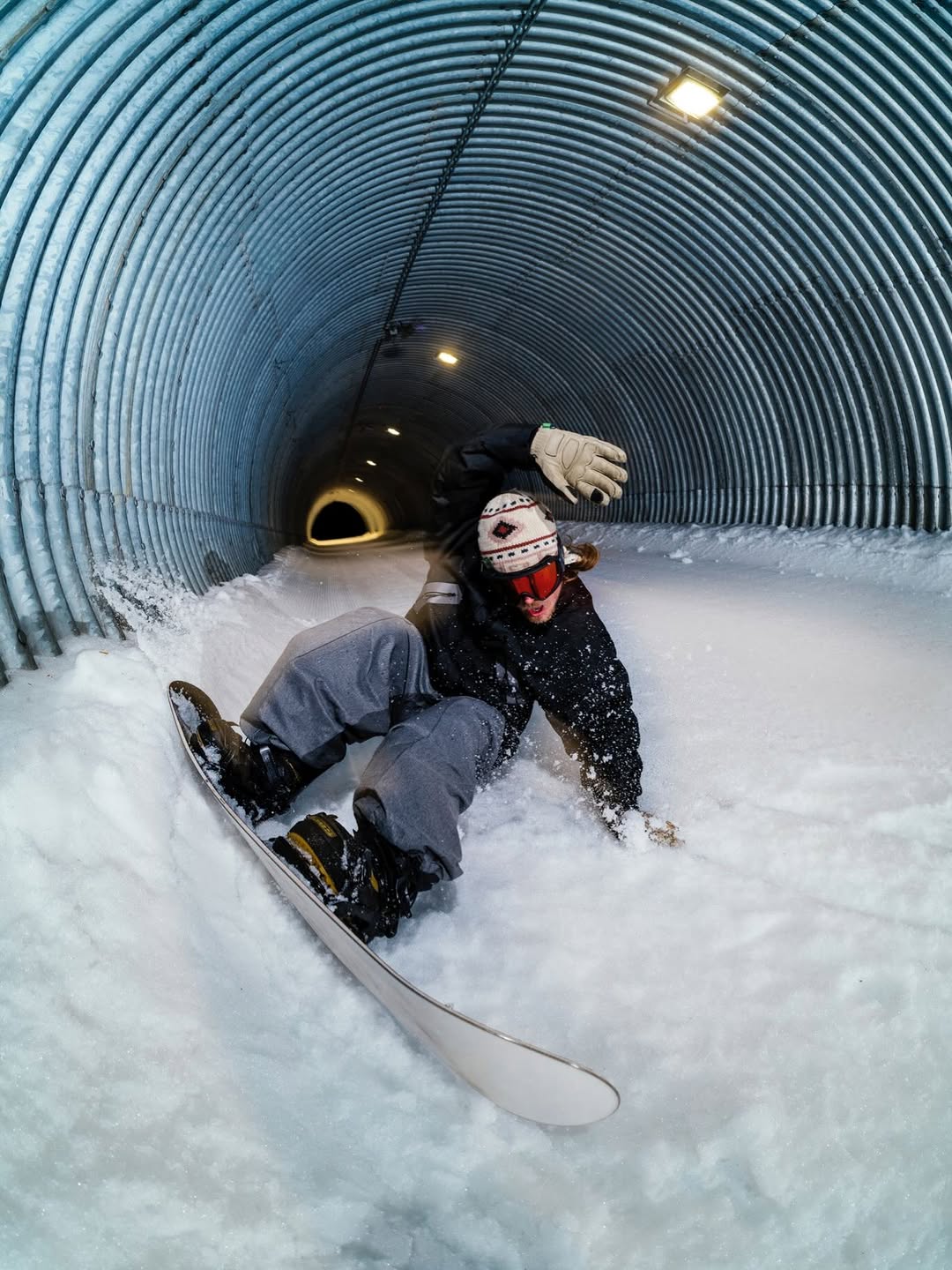Night and day🌓 New @oakleysnowboarding collection and signature goggles available now. Thanks for the good times in Åre last spring Photos by @tatupekka and videos @willemjones 🙏