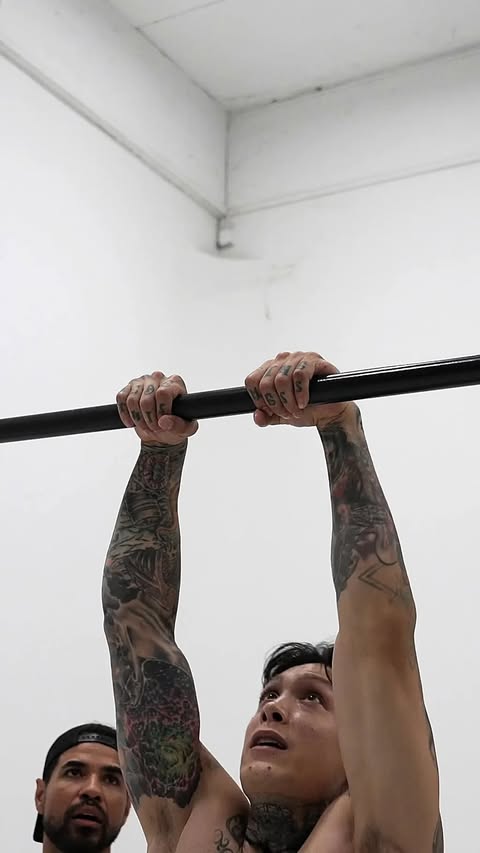 How to Pull High AF — Technique #3 🔥 Take your pull-ups to the next level with ballistic reps. Small adjustments can make a BIG difference. 💪🏽 Watch the FULL video for all 5 tips — link in bio! SAVE this for your n…