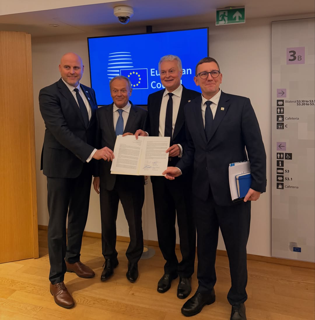 Tulgu Rail Baltic! Ülemkogult pilt. Eesti, Läti, Leedu ja Poola tegutsevad koos, et Rail Baltic saaks rahastatud uues EL eelarves. Hoogu igatahes on:) Bring on Rail Baltic! A snapshot from the European Council. Estoni…