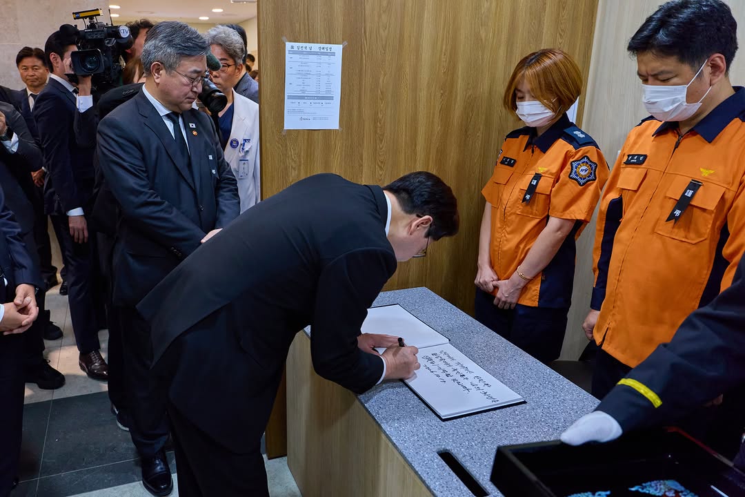 <부천 공장 화재 현장에서 임무를 수행하다 순직하신 소방대원의 빈소를 찾아 조문했습니다. 고인과 남겨진 가족들을 생각하니 가슴이 참으로 아픕니다. 유가족께 깊은 위로의 마음을 전합니다. ”당신께서 지켜주신 안전한 일상 속에서 국민들은 님의 희생을 영원히 기억할 것입니다.“ 삼가 고인의 명복을 빕니다.>