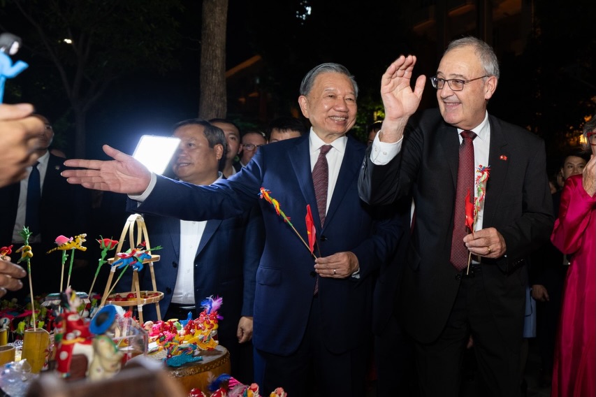 Un bain de foule au cœur de Hanoï ! 🇻🇳🇨🇭 Aux côtés du président vietnamien Tô Lâm, nous avons parcouru les rues animées de la capitale vietnamienne jusqu’à l’horloge offerte par la ville de Berne en 2010, à l’occa…