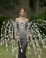 Architectonics in motion ~ The daring ‘Oceanix’ technique is developed to paint bursting patterns in space. These graphic polygon patterns explode skillfully from order to chaos through the movement of the body, as th…