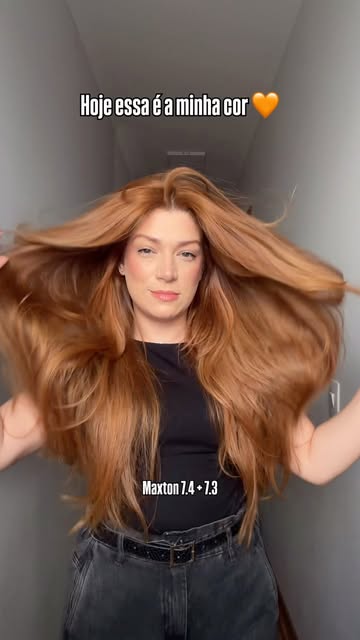 Hoje essa é a minha cor: 7.3 + 7.4 da @oficialmaxton 🩵🧡 Amanhã pode ser outra 🤭 Meu cabelo é minha forma de expressão e eu estou amando essa fase ruiva 👩🏼‍🦰 10% OFF com o cupom ANDRESSAGAIOTO embelleze.com PUBLI…