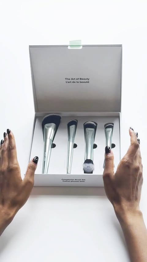 It’s beginning to sound a lot like the holidays. Meet the limited-edition Complexion Brush Set, with four essential tools for your base routine. Set includes: Foundation Brush Concealer Brush Dual-Ended Multi-Purpose …