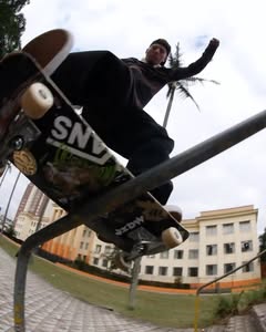 A day in Santo André with @giovanni_vianna 🇧🇷✨ 🎥: @eric_iwakura #primitiveskate