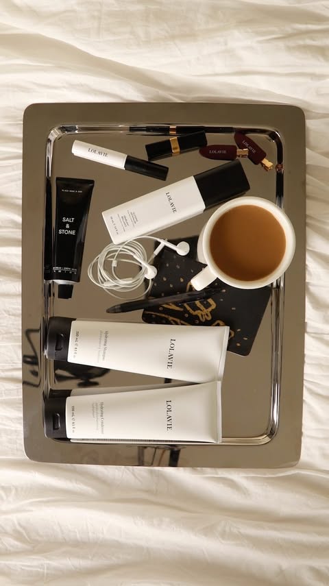 Weekend agenda: slow mornings, an everything shower, and taking our time. 🤍