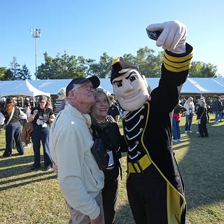 Reunion is in full swing! At today’s Homecoming Tailgate, alumni, fans and friends gathered to cheer on the Dores. ⚓️⬇️