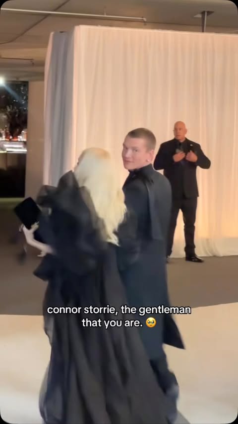 Chivalry is NOT dead, actually!!! Connor Storrie helps Rosé adjust her dress at the #AcademyMuseumGala. 🖤 Video: @ladytomhanks/Bustle
