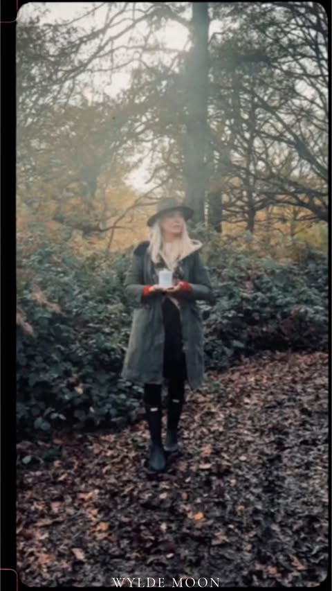 Borrowing a little of Mother Nature this Sunday 🍂 Leaves underfoot, bergamot and blackcurrant on the pulse points, and a candle waiting at home for when the walk is over. The @wyldemoon (borrowed from) The Wild fragr…