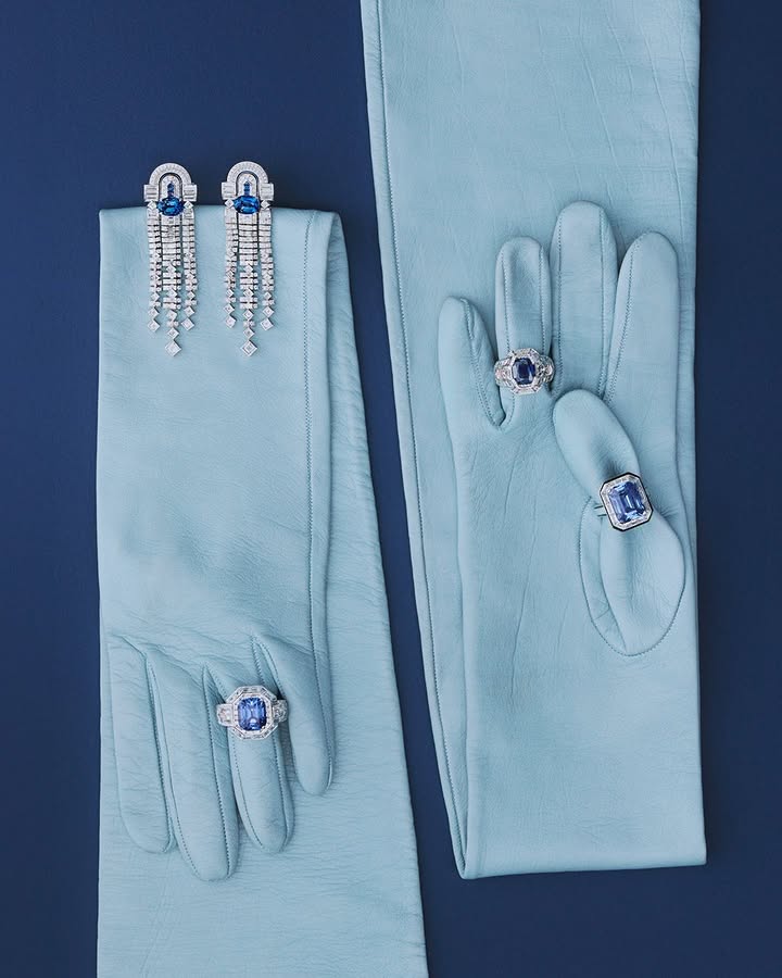 True blue. No matter the shade, sapphire comes into its own when placed alongside airy sky blue.⁣ ⁣ #Boucheron #ColoredStones