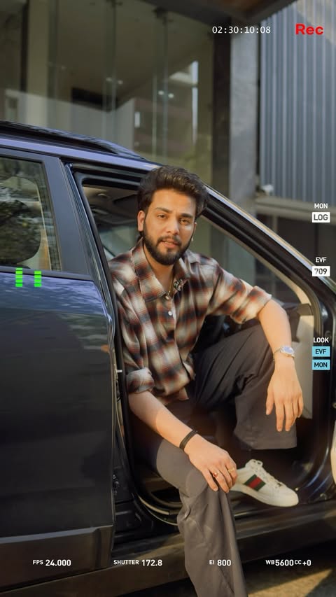 Mahindra XUV 3XO ZNG, the zero compromise SUV. PRACTICAL, POWERFUL & PERFECT for me 😎 Showroom pe bheed lagaa do!! #MahindraXUV3XO #XUV3XO #XUV3XOZNG #OneLifeMakeItZNG #elvishyadav