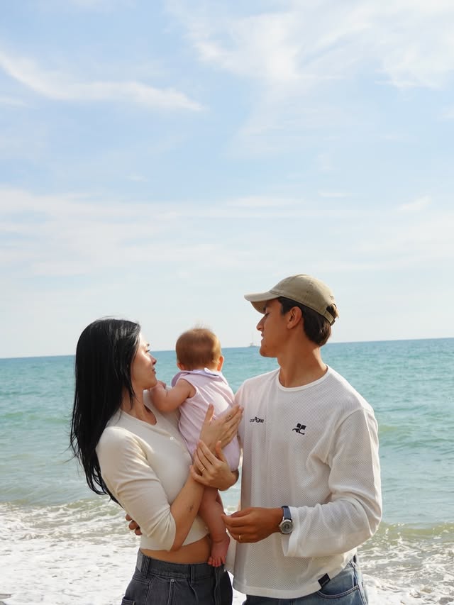Feliz día mi amor. Tu primer día de la madre! Gracias por todo lo q haces por nosotros y por tu paciencia 🤪 No podemos estar más orgullosos y felices de tenerte. Te amamos con el alma mamá ❤️