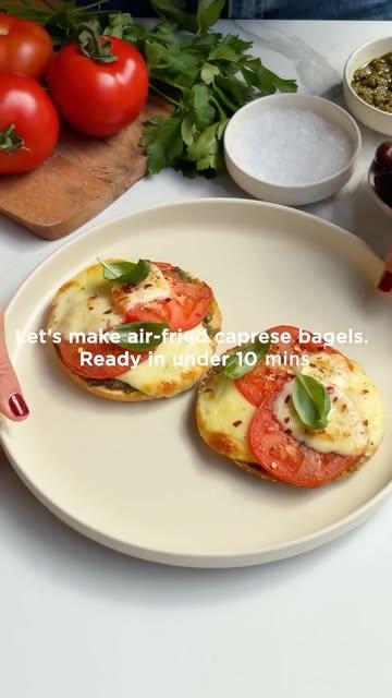AIR-FRIED CAPRESE BAGEL ✨ Melty mozzarella, juicy tomato, and pesto on a crispy bagel — this is the ultimate quick snack when you want something warm and satisfying in under 10 minutes. Air-frying gets the bagel perfe…