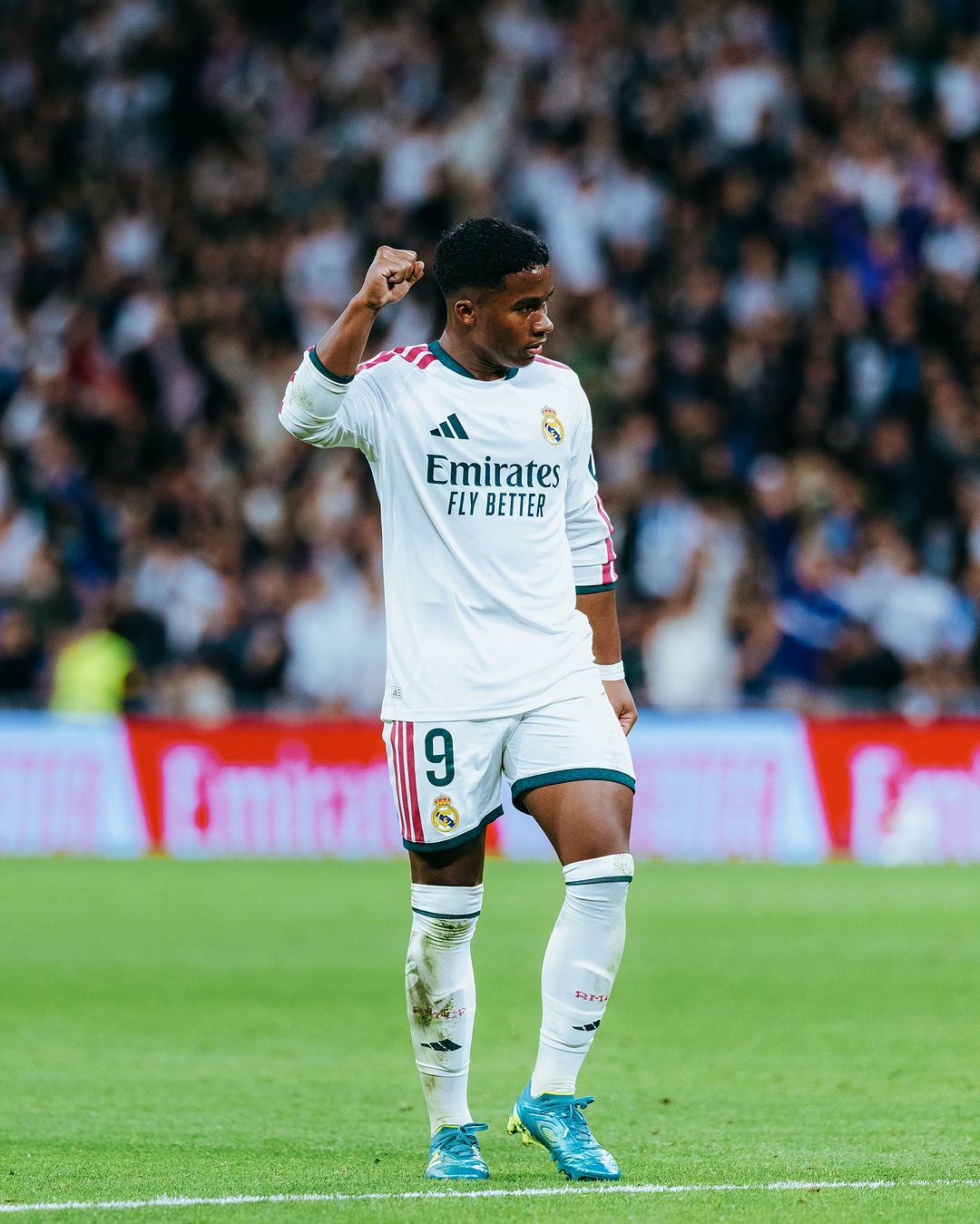 En casa! Cómo echaba de menos estar aquí 🤍 @realmadrid