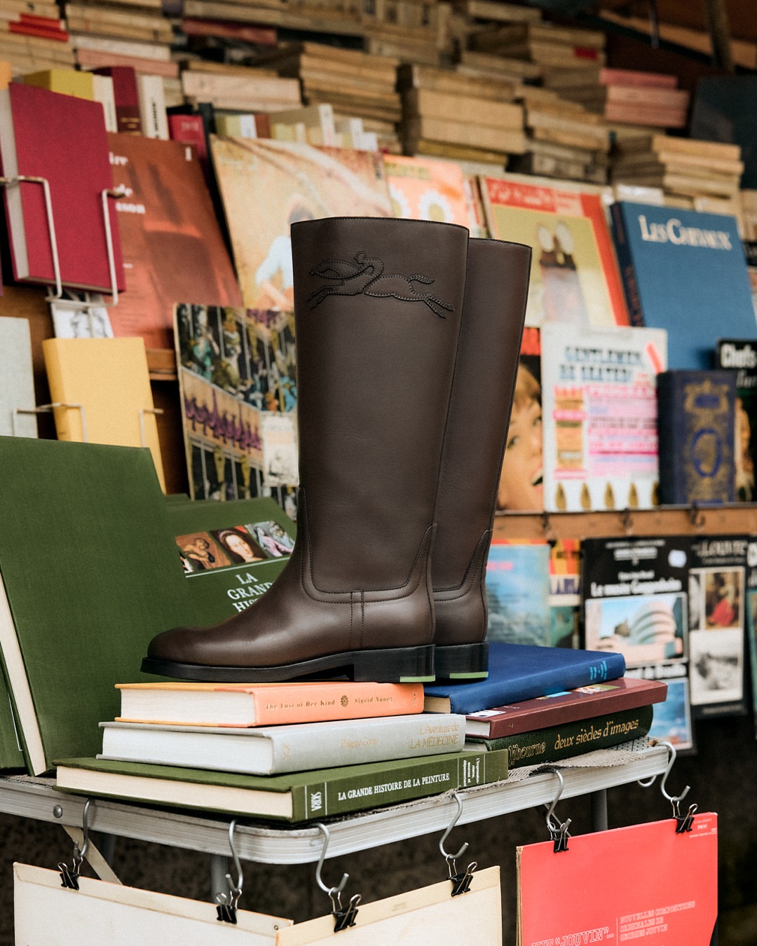 COLOR STORY #2: THE PARISIAN MOCHA BREAK​ ​ Chapter one: leather savoir-faire.​ Chapter two: the Cavalier Cadence boots in Mocha, with a nod to Longchamp’s equestrian heritage.​ ​ The rest is a very Parisian story, av…