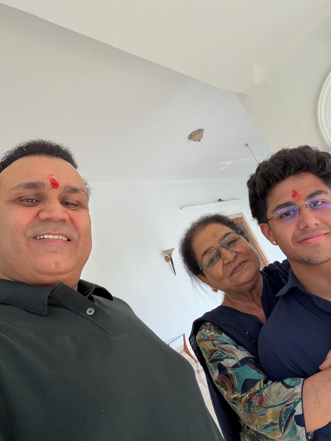 Happy Birthday, @aaryavirsehwag 🙏🏼 Kal tak ungli pakadkar chalna sikhaya, aaj tujhe apne sapno ki taraf daudte dekh raha hoon. As a father, nothing makes me happier than seeing you grow into your own person, chase y…
