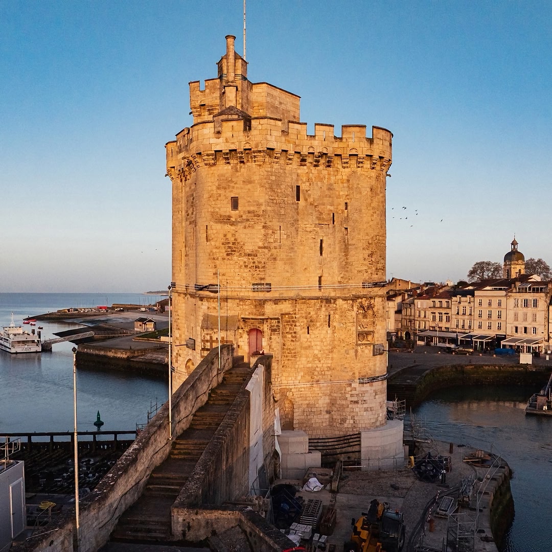 Elle penche un peu, non ? 👀 La Tour Saint-Nicolas ne pouvait plus recevoir du public depuis 2 ans, car des désordres structurels menaçaient sa stabilité. Plus simplement : elle penche. Et depuis longtemps ! Construit…