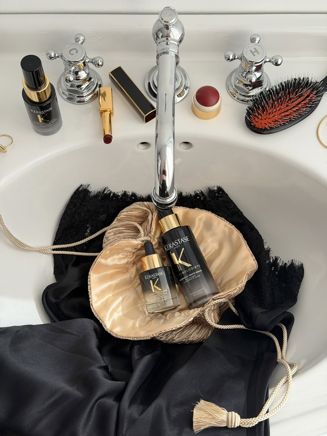Start the week with your most luxurious hair-longevity ritual. Pair Chronologiste Overnight Youth Serum with Longevity Potion to care for the scalp and revitalize lengths, leaving hair refreshed and radiant. ✨ #Kerast…