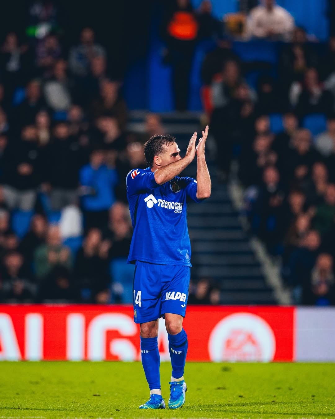 ¡Muy feliz por el debut y por la reacción del equipo con uno menos! Toca seguir trabajando y dejándose el alma en el campo. ¡A por todas! ⚽️💪🔥