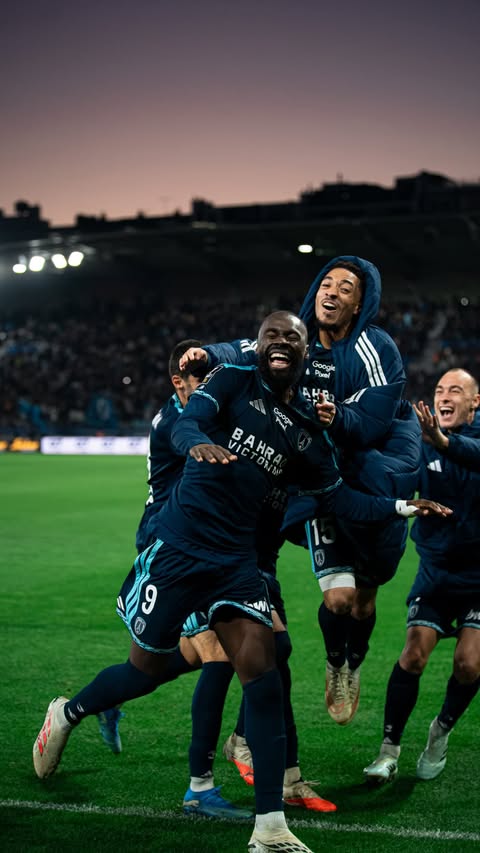 La joie de tout un groupe sur le but vainqueur de @sinayoko_25 🤯💙